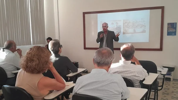 Pesquisador Osvaldo Teixeira realiza palestra sobre o engenheiro alemão Julius Naeher 